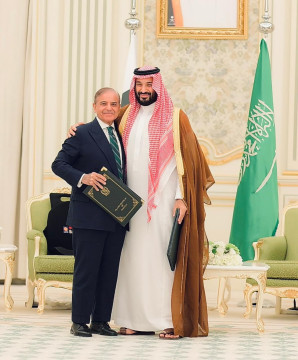 Pangeran Arab Saudi Muhammad bin Salman dan Perdana Menteri Pakistan Muhammad Shehbaz Sharif. (x)